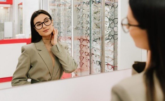 Why is Professional Face-Shape Analysis Important When Choosing Glasses at Eye2Lens, Sector 51, Gurgaon?