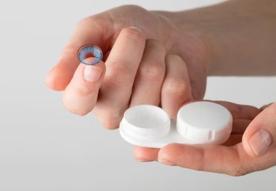 How do specialists at Eye2Lens help choose the right contact lenses for your eyes?